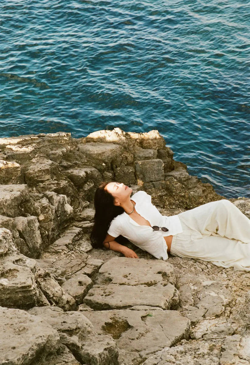 马思纯晒西西里岛旅游照！躺在礁石上吹海风好惬意