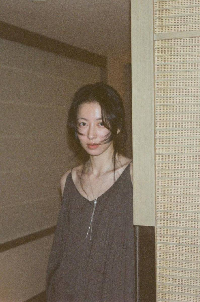 周雨彤素颜胶片曝光 尽显自然纯粹之美