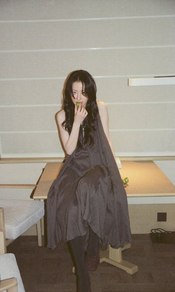 周雨彤素颜胶片曝光 尽显自然纯粹之美