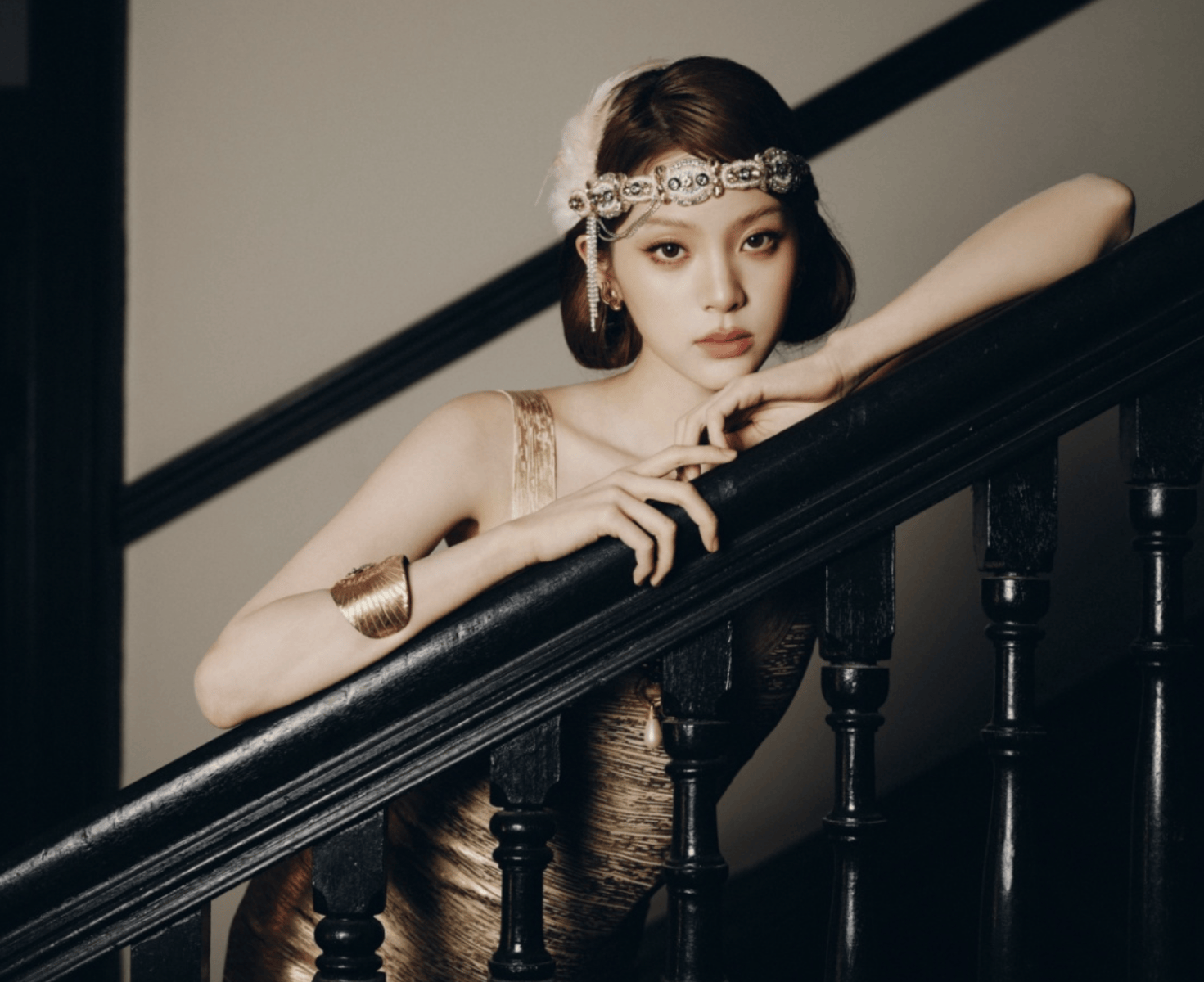 欧阳娜娜金裙摆凸显好身材 绚烂光泽裹着柔缓绮梦