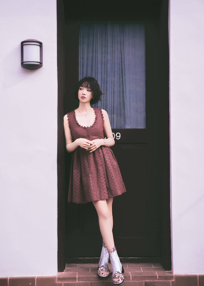 宋茜穿清凉连衣裙秀好身材!短发造型娇俏迷人