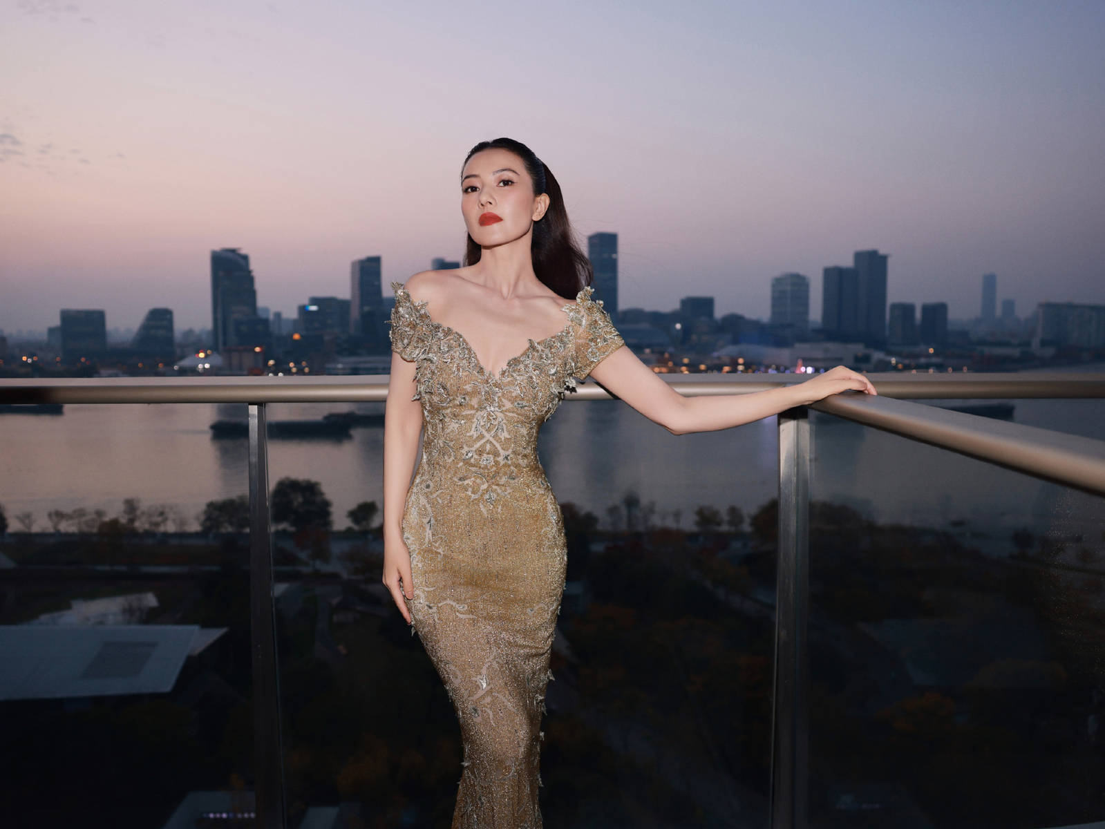 岁月不败美人 高圆圆穿金色深V礼裙美艳性感超吸睛