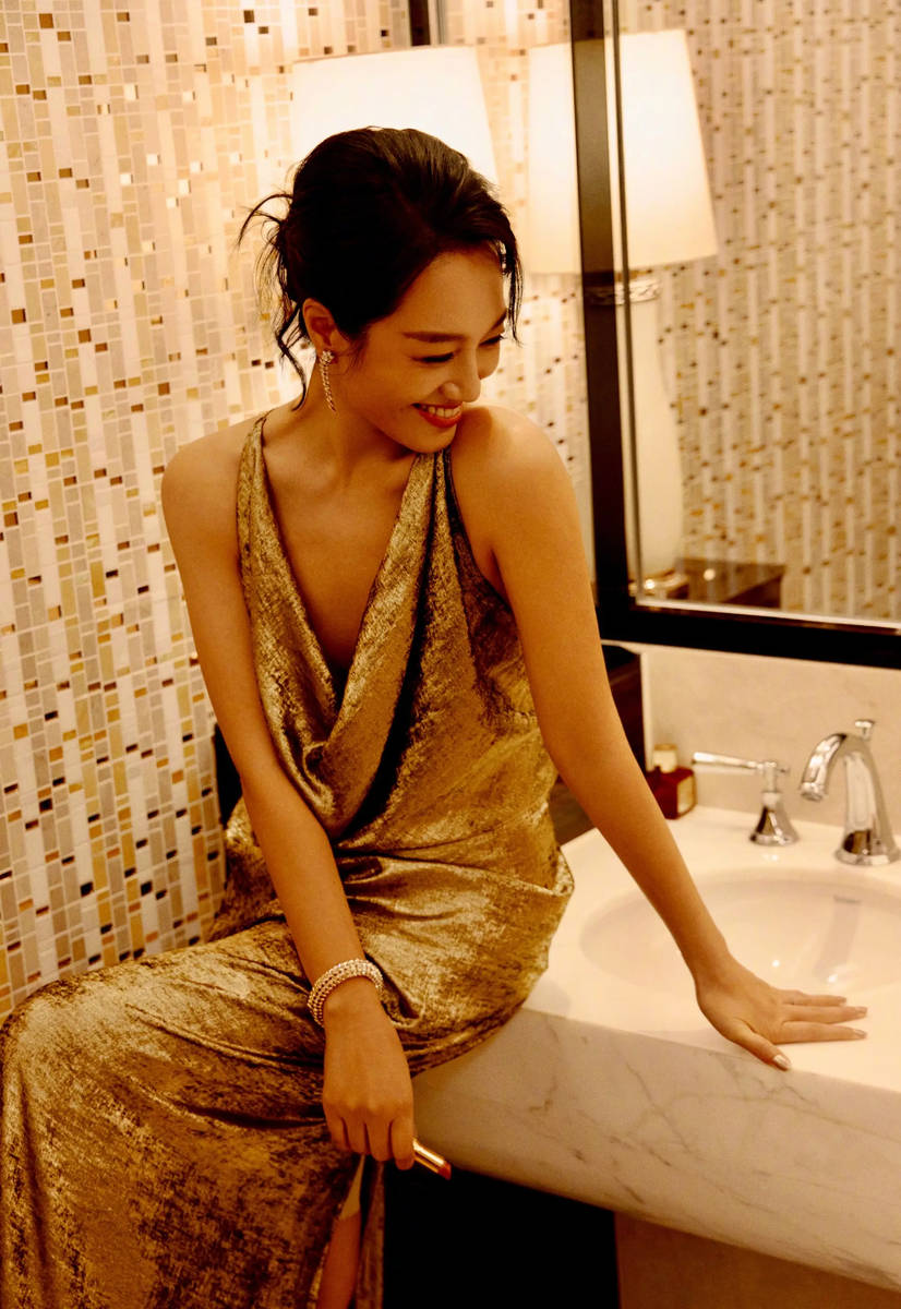 朱丹坐洗手池上涂口红 笑容妩媚秒变风韵美女