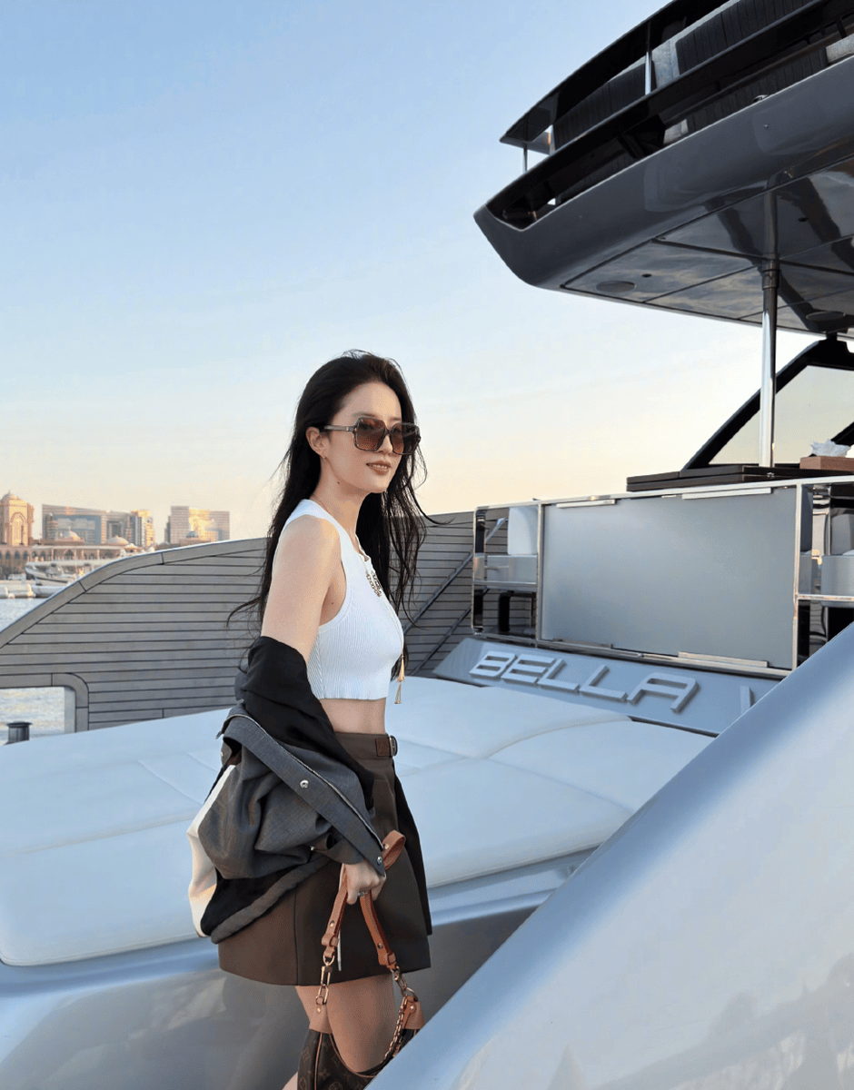 刘亦菲灰色系穿搭勾勒利落身形 落日下优雅明媚