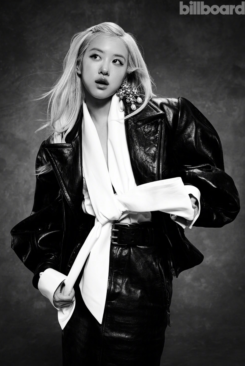 ROSÉ金发造型明媚俏皮 酷飒甜美交织尽释独特氛围