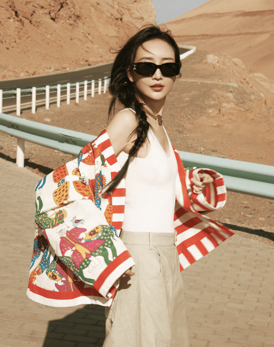 王鸥编发造型搭配彩纹外套 墨镜遮脸随性又自然