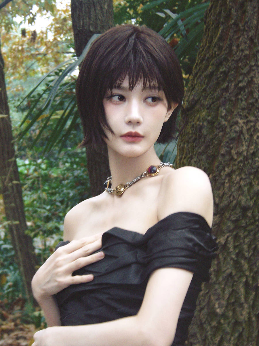 李一桐短发造型酷飒利落 穿黑色露肩上衣性感纯欲