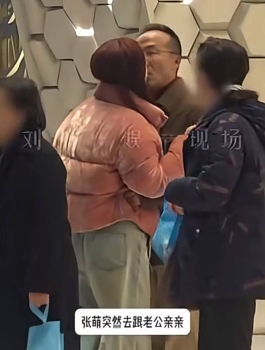 张萌和老公逛街甜蜜亲吻 日常互动亲昵随性