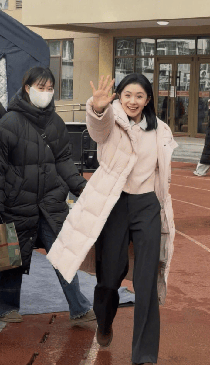 刘浩存回母校北舞笑容明媚清甜 挥手拍照可爱鲜活