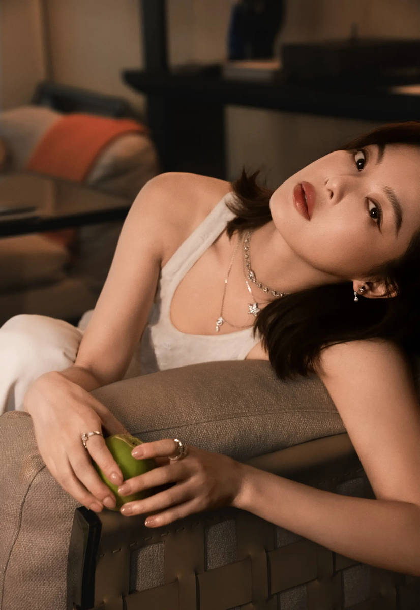 辛芷蕾冬至晒居家氛围感美照 笑容明媚松弛感拉满