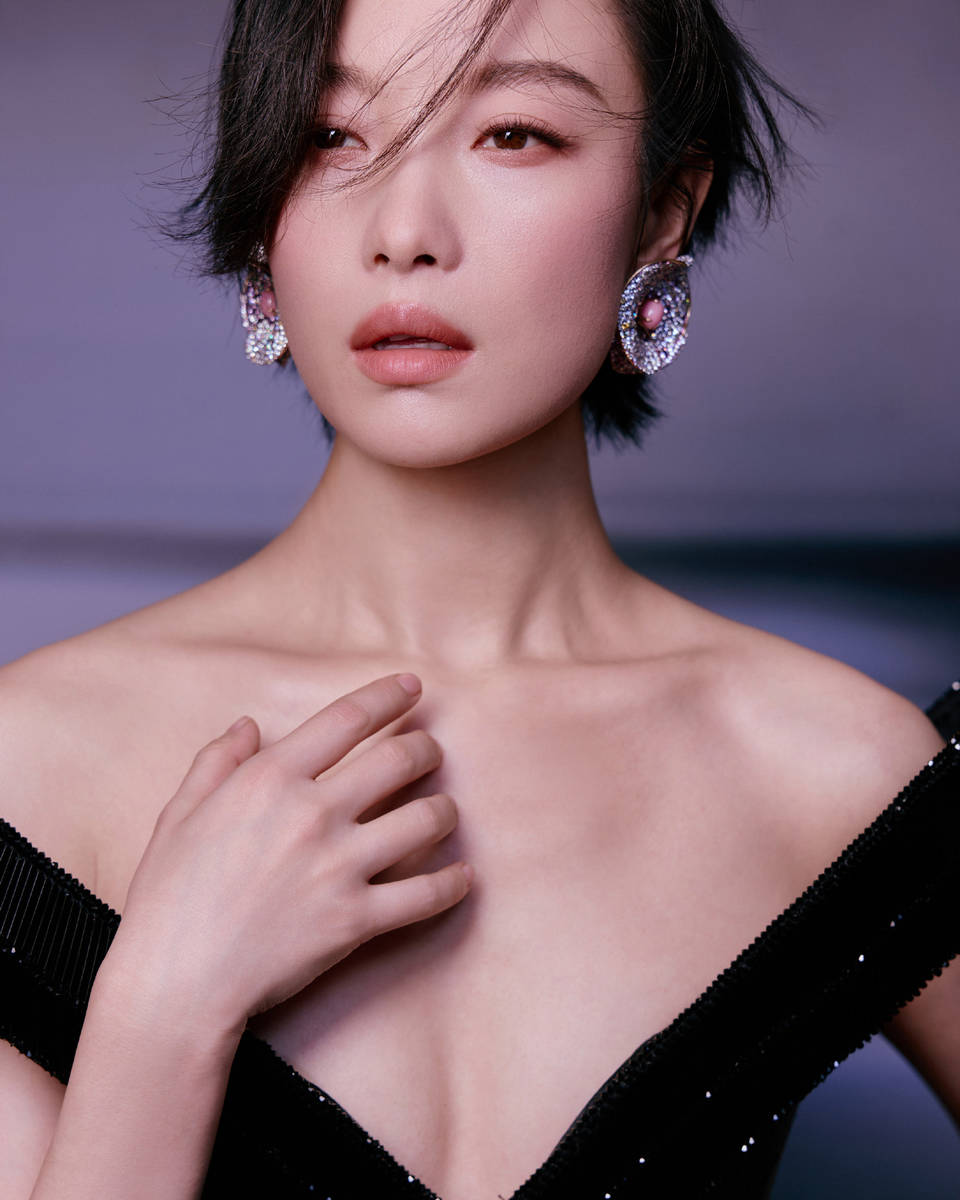 倪妮穿黑色深V礼裙时髦前卫 大方秀好身材曲线迷人