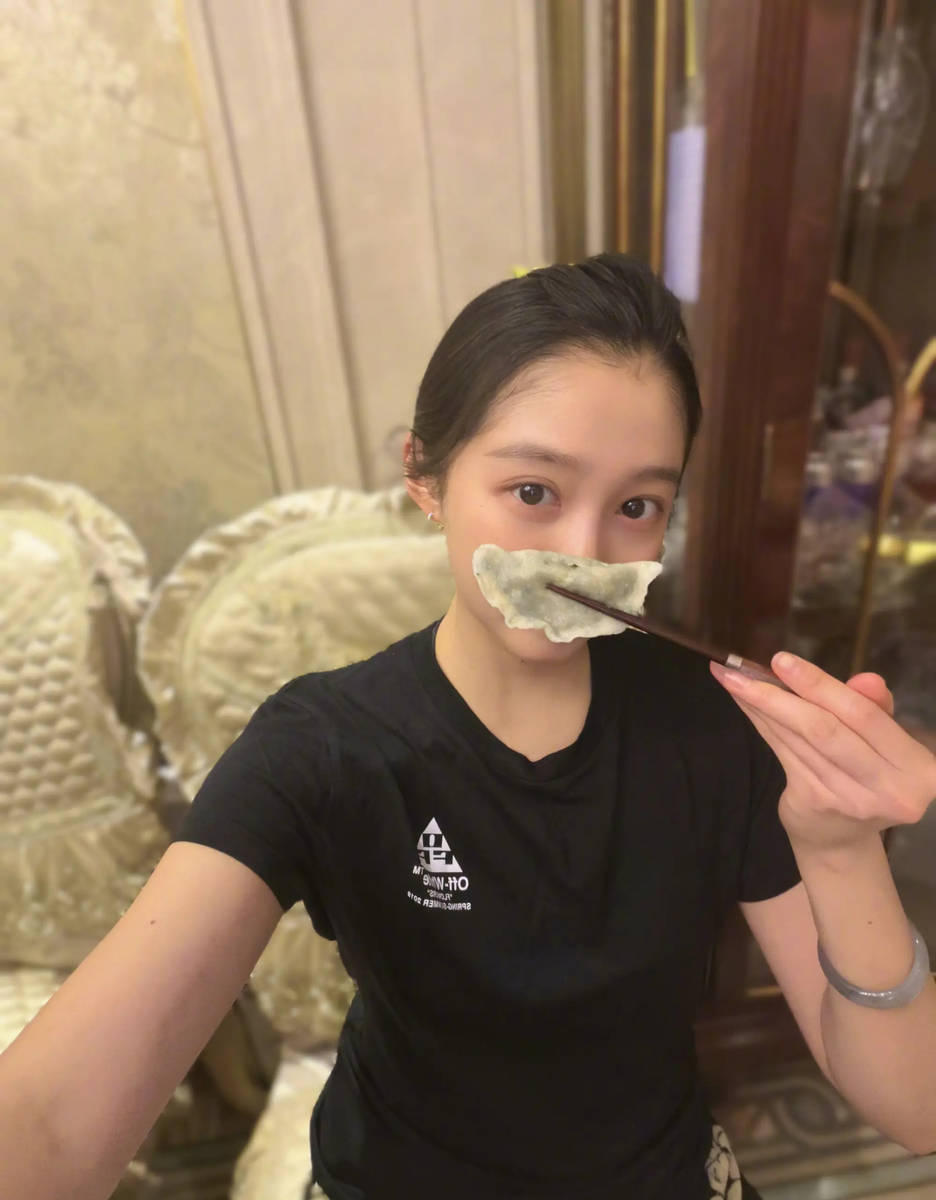关晓彤冬至吃上妈妈包的饺子！晒素颜自拍照好幸福