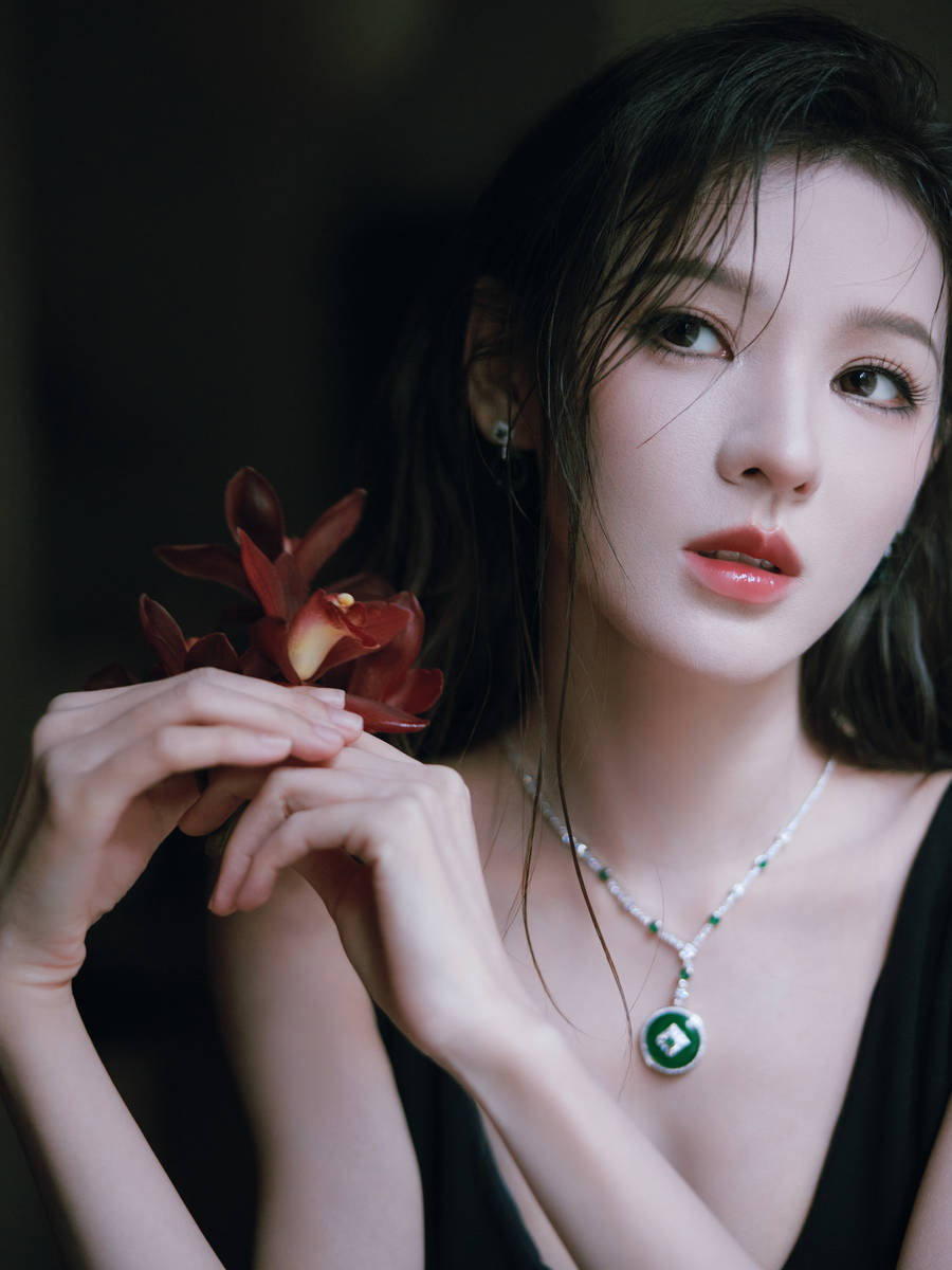 张予曦穿深V黑裙性感明艳 红唇亮眸氛围感满满