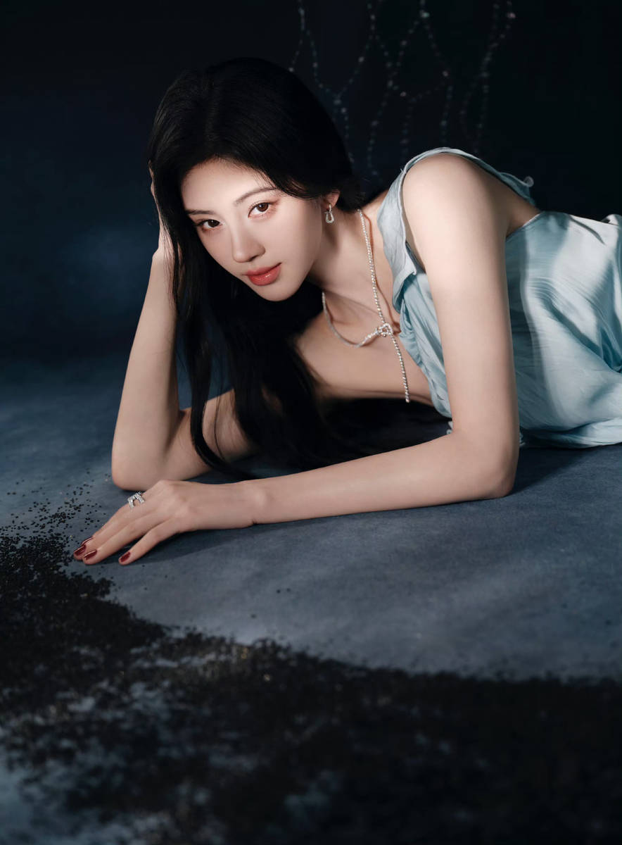 鞠婧祎冰蓝礼服配波浪卷发 优雅妩媚不失温柔灵动