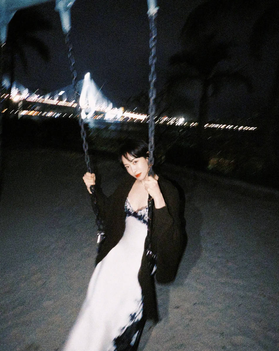 宋茜穿蕾丝吊带裙姿态灵动 双手捧脸娇俏又松弛