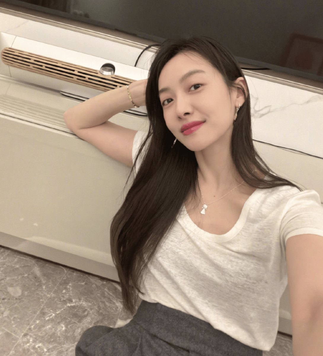 宋茜着简约白上衣神态柔和 长发轻扬随性自在