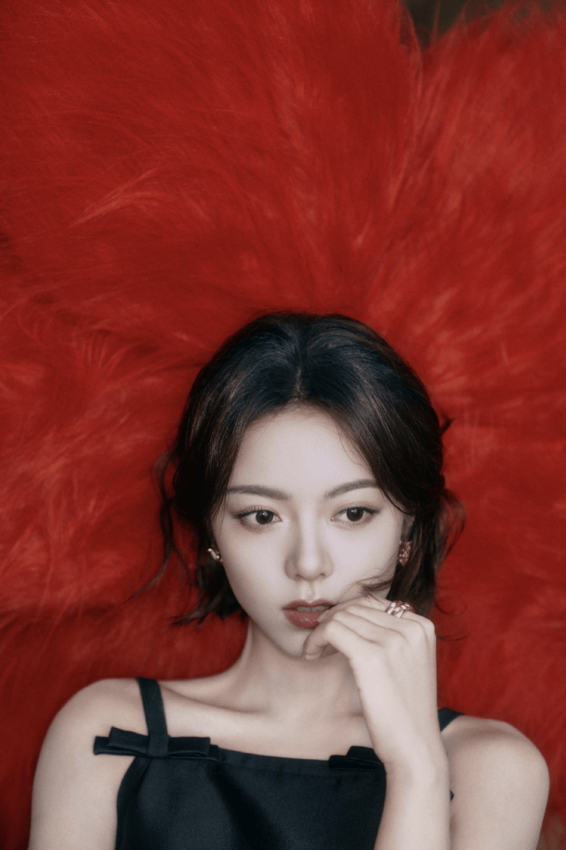 赵今麦双手捧脸笑意盈盈 神态灵动气质鲜活