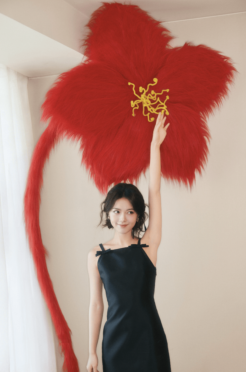 赵今麦双手捧脸笑意盈盈 神态灵动气质鲜活