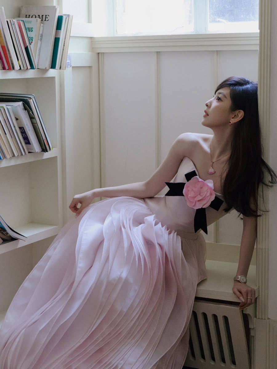 章若楠穿粉抹胸裙明媚娇俏 托脸沉思好似千禧公主