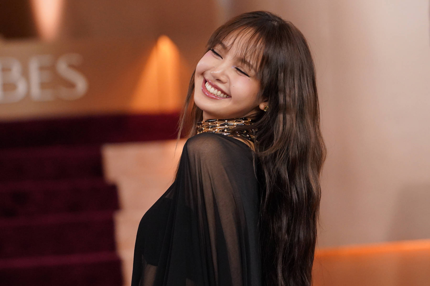 Lisa出席金球奖颁奖红毯 穿一身透视黑裙性感美艳