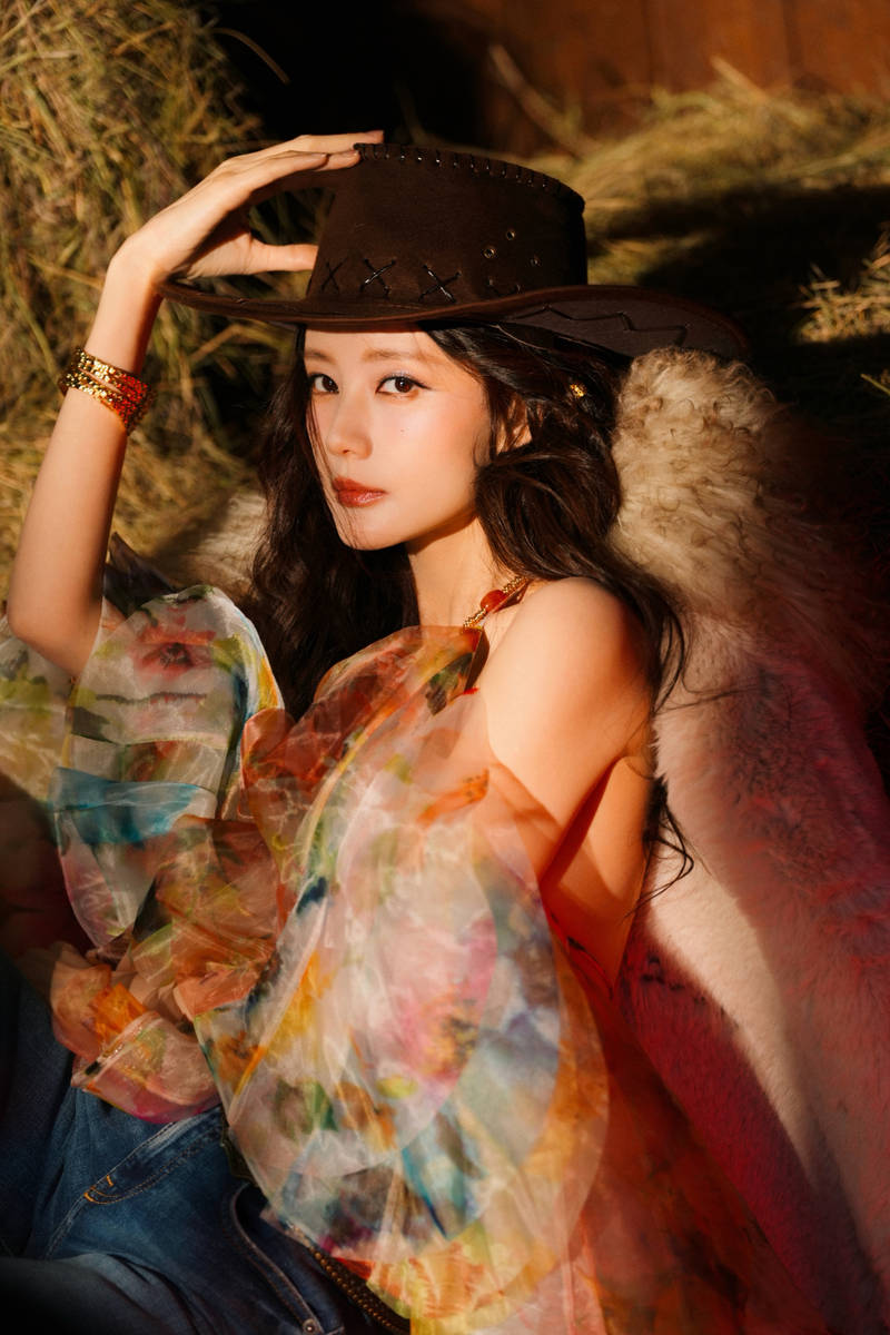 李一桐穿彩纱裙灵动复古 卷发蓬松尽显俏皮野性