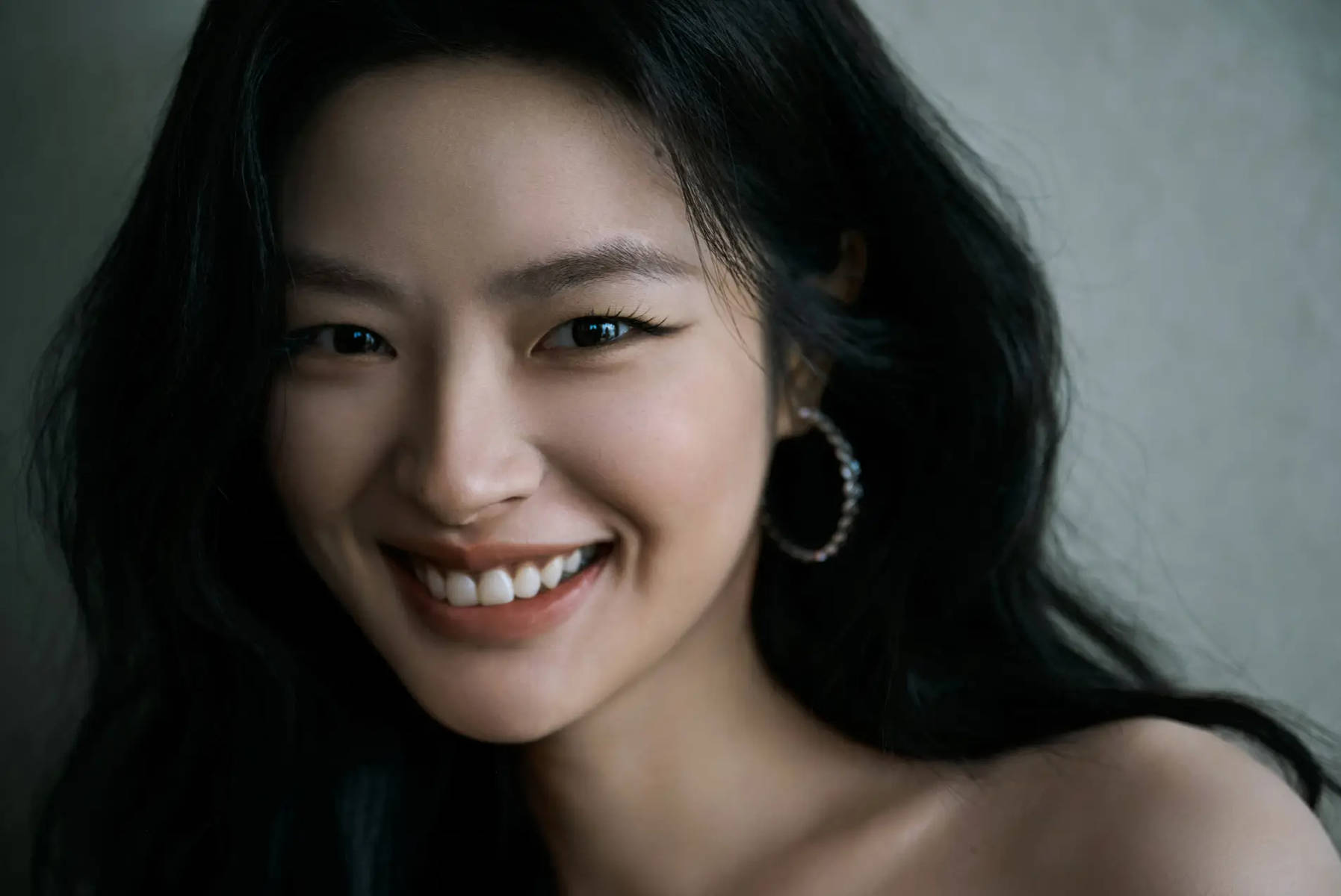 徐若晗穿印花抹胸裙气质清冷 卷发配钻饰精致温柔