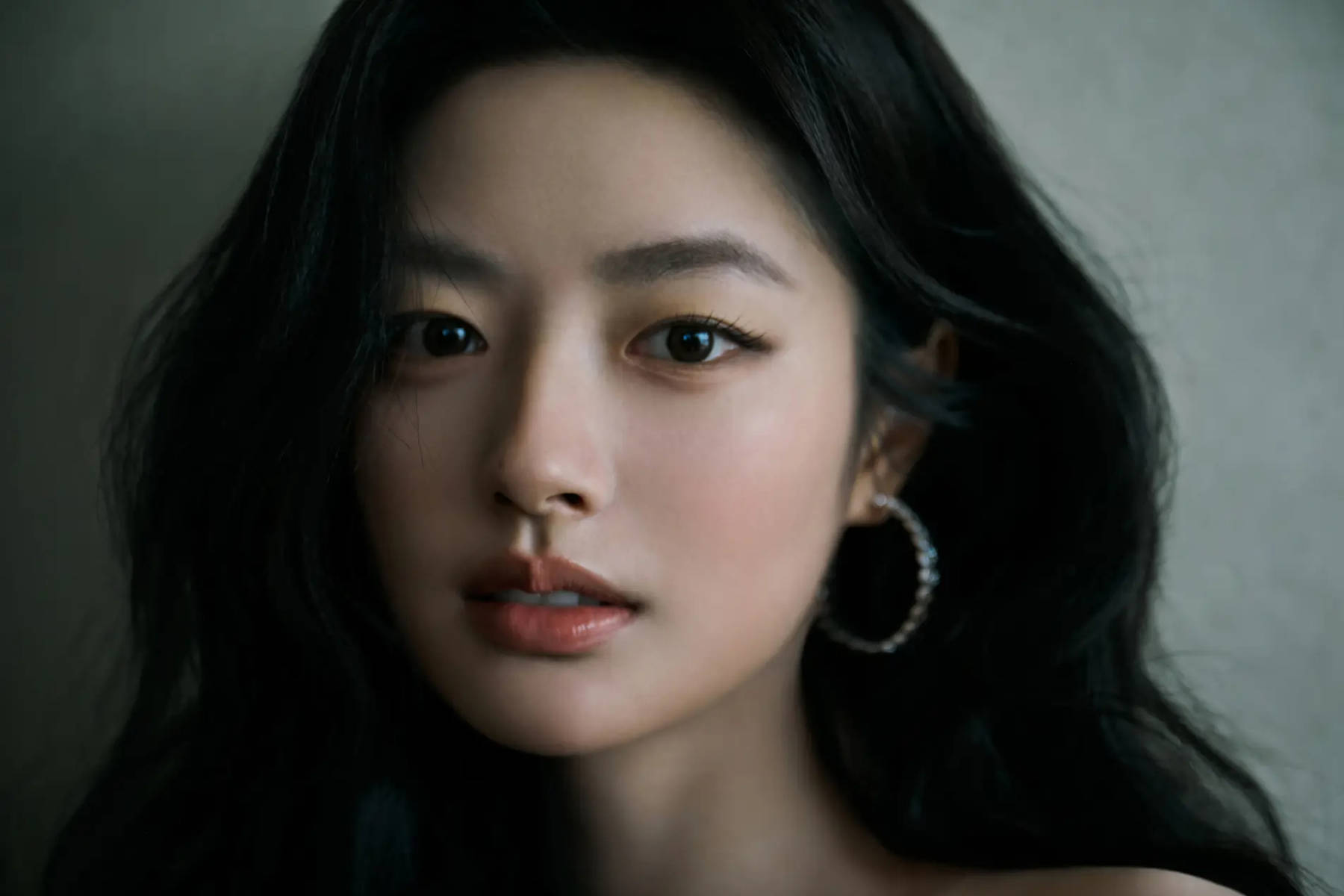 徐若晗穿印花抹胸裙气质清冷 卷发配钻饰精致温柔