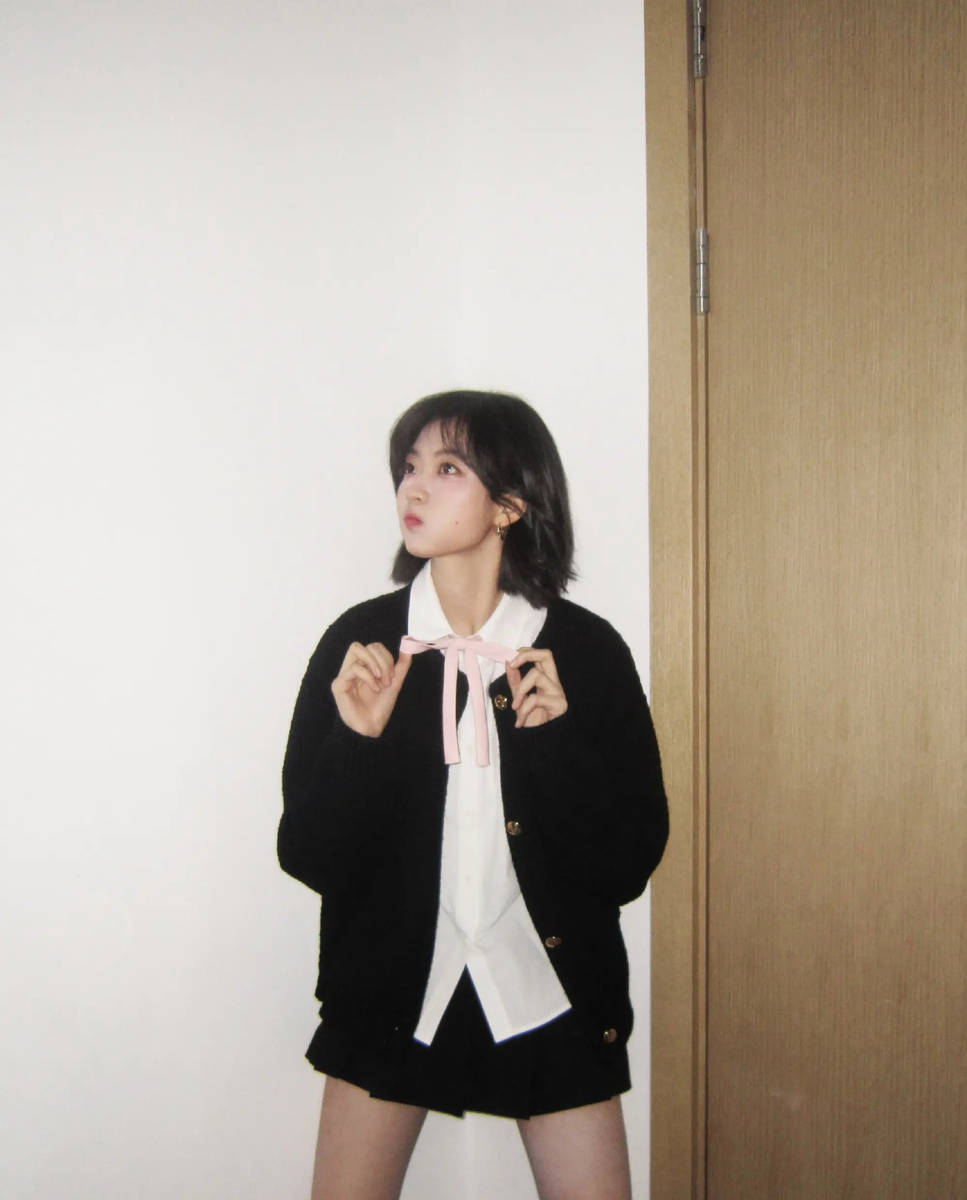 孙千身着黑色针织开衫笑容甜美 闭眼甜笑俏皮元气