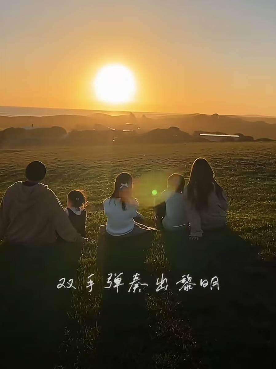 周杰伦一家五口沿海漫步 并肩同行画面温馨又幸福