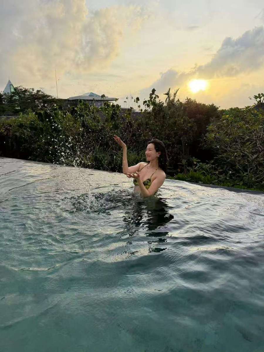 菅纫姿穿比基尼漫步沙滩 身姿舒展尽显热辣好身材