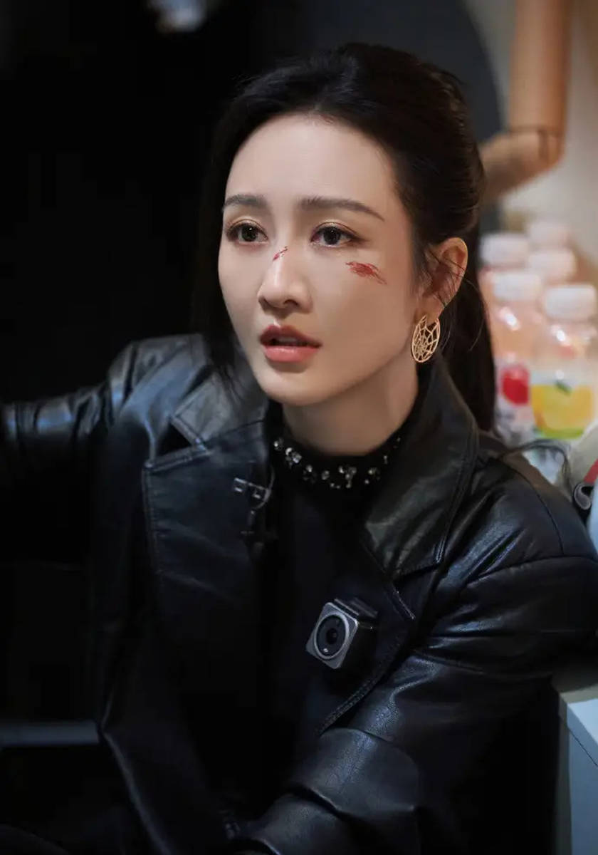 王鸥一身黑衣飒爽帅气 脸上化擦伤妆楚楚可怜