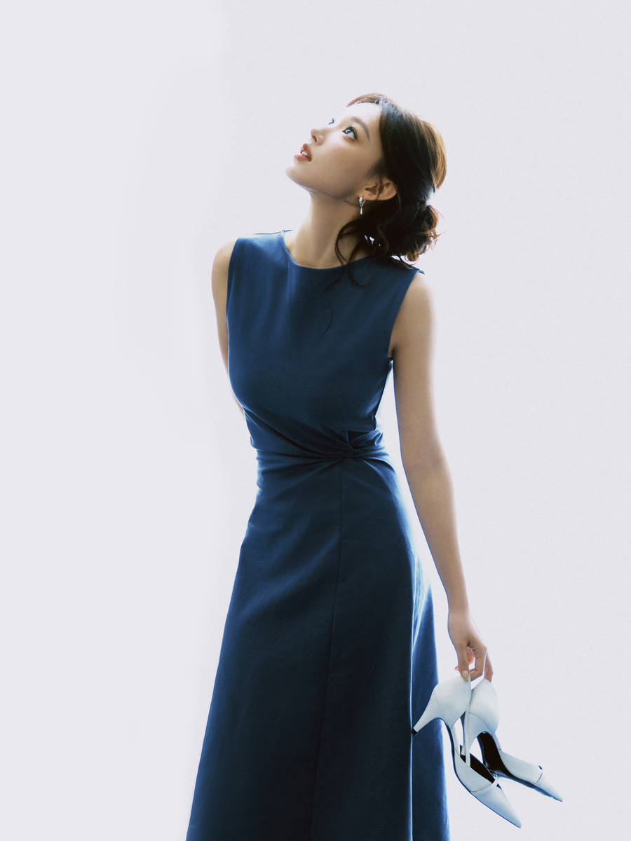 程潇穿蓝色长裙身材曲线窈窕 盘发造型优雅又精致