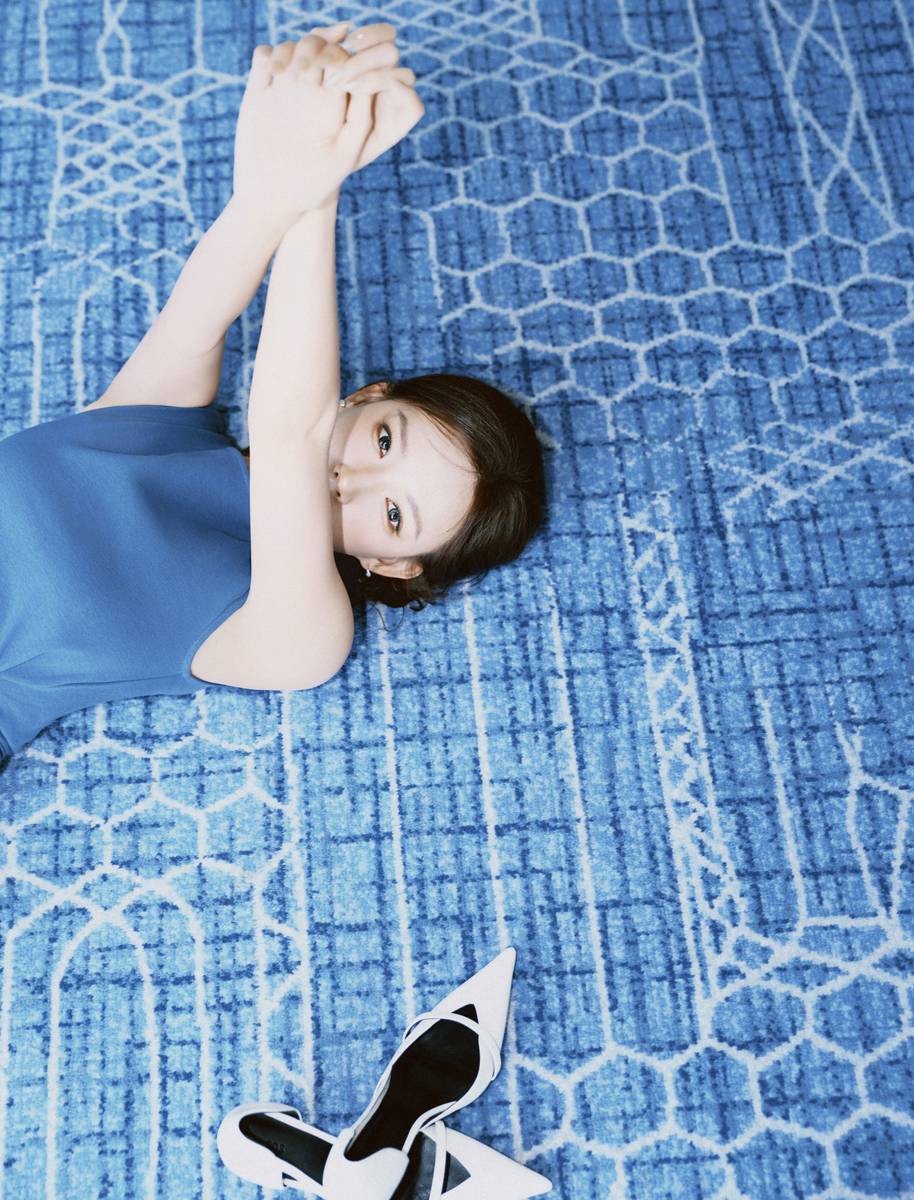 程潇穿蓝色长裙身材曲线窈窕 盘发造型优雅又精致