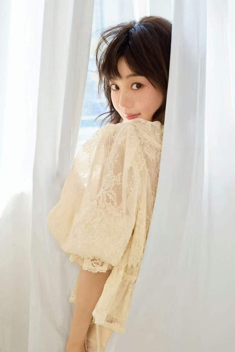 胡意旋穿蕾丝裙装娇俏元气 短发清甜鬼马灵动