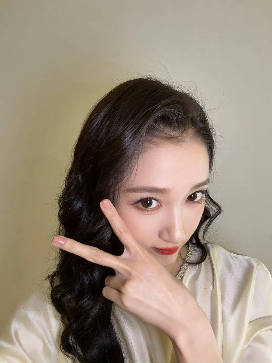 关晓彤穿杏色套装气质温柔 大方秀好身材美腿吸睛