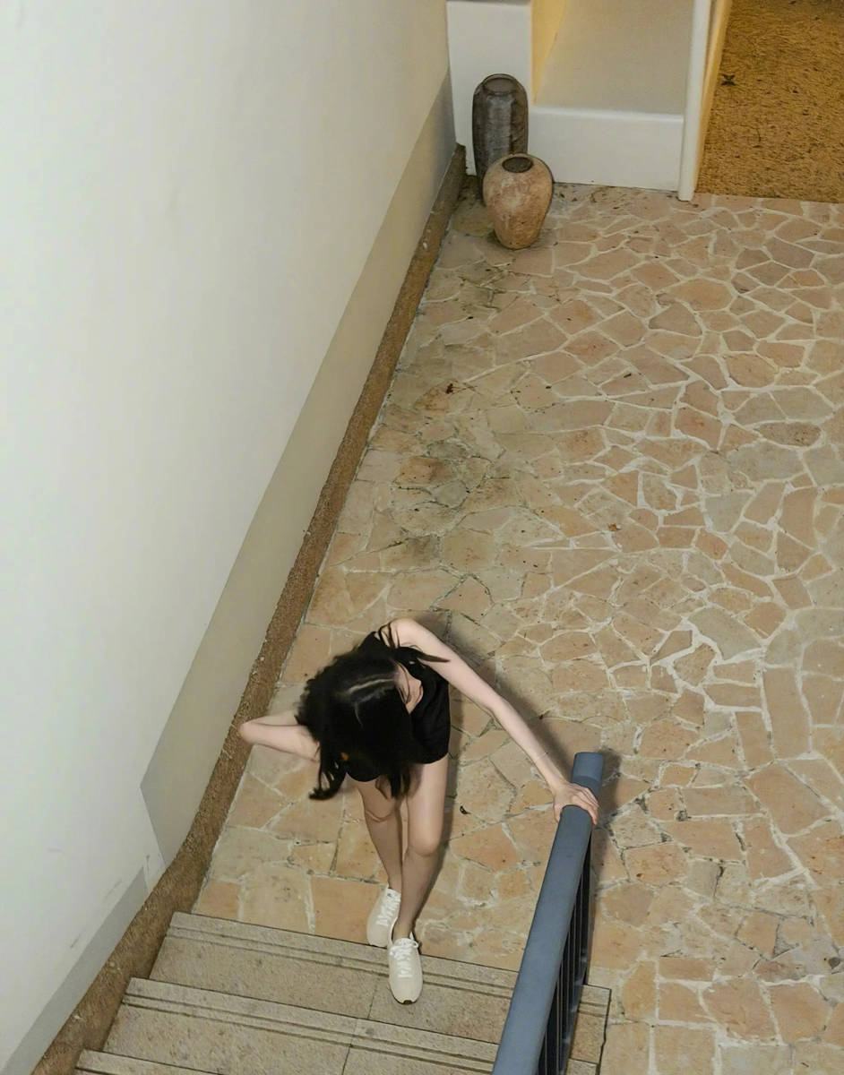 何穗晒旅行照秀好身材 自曝和儿子出门会被蚊子咬