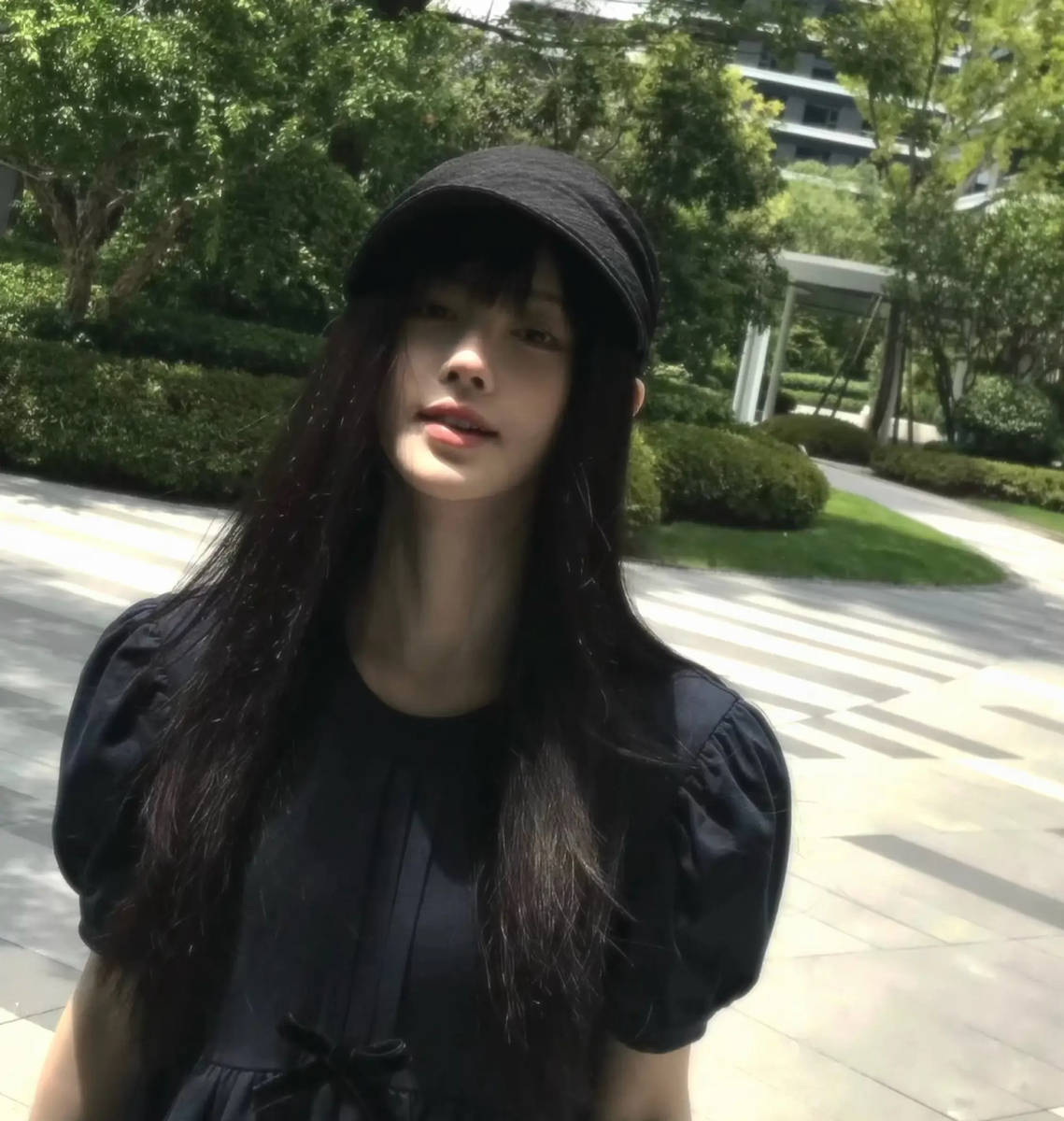 鞠婧祎穿黑裙阳光下回眸 表情灵动温柔少女感拉满