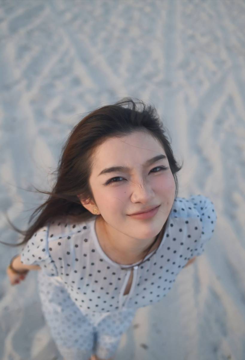 吴雅婷晒海边度假合照 一双儿女酷似王栎鑫