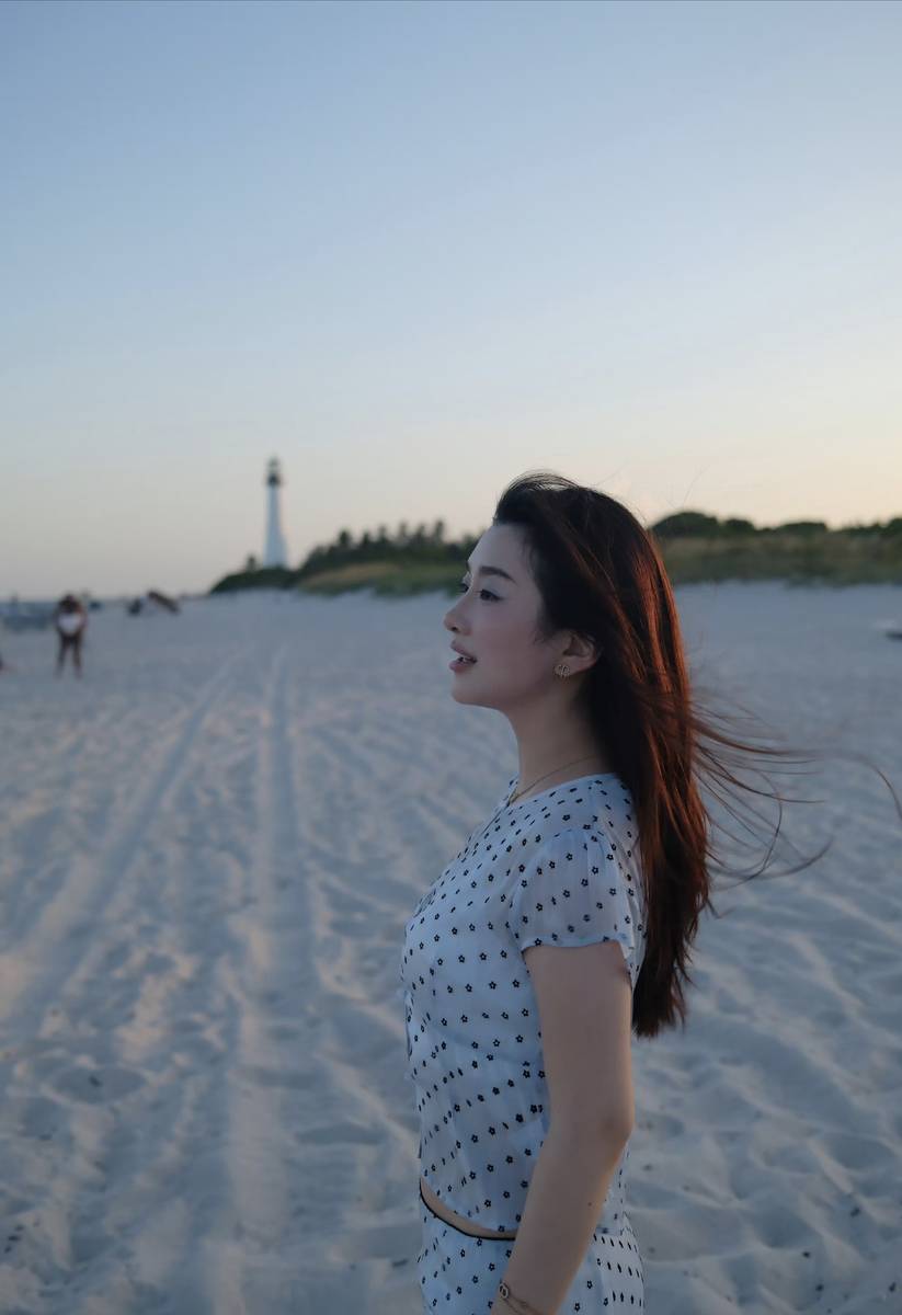 吴雅婷晒海边度假合照 一双儿女酷似王栎鑫
