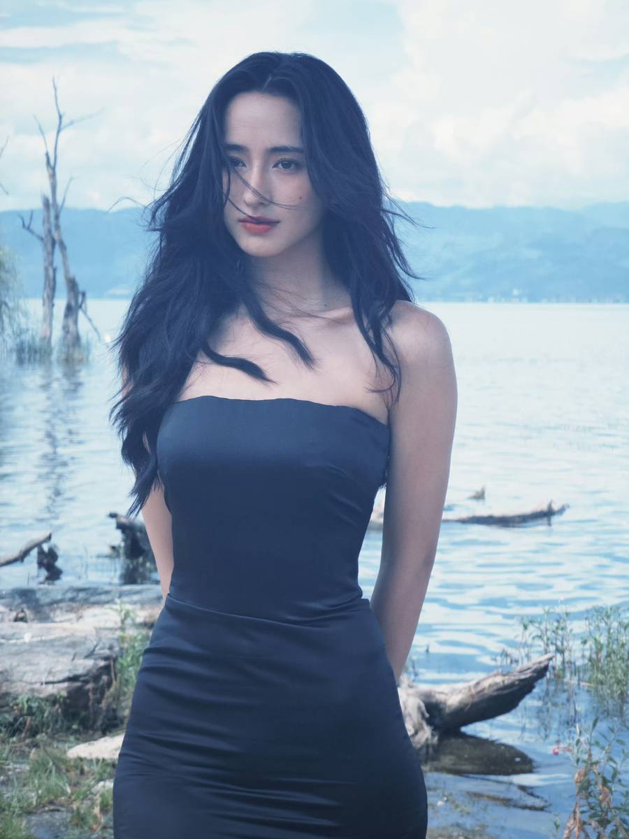 李宛妲穿抹胸长裙戴珠宝 五官深邃立体尽显高级感