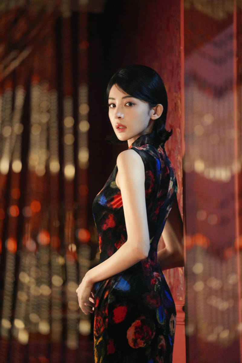 娜扎穿无袖旗袍裙风情万种 勾勒曼妙身姿曲线迷人