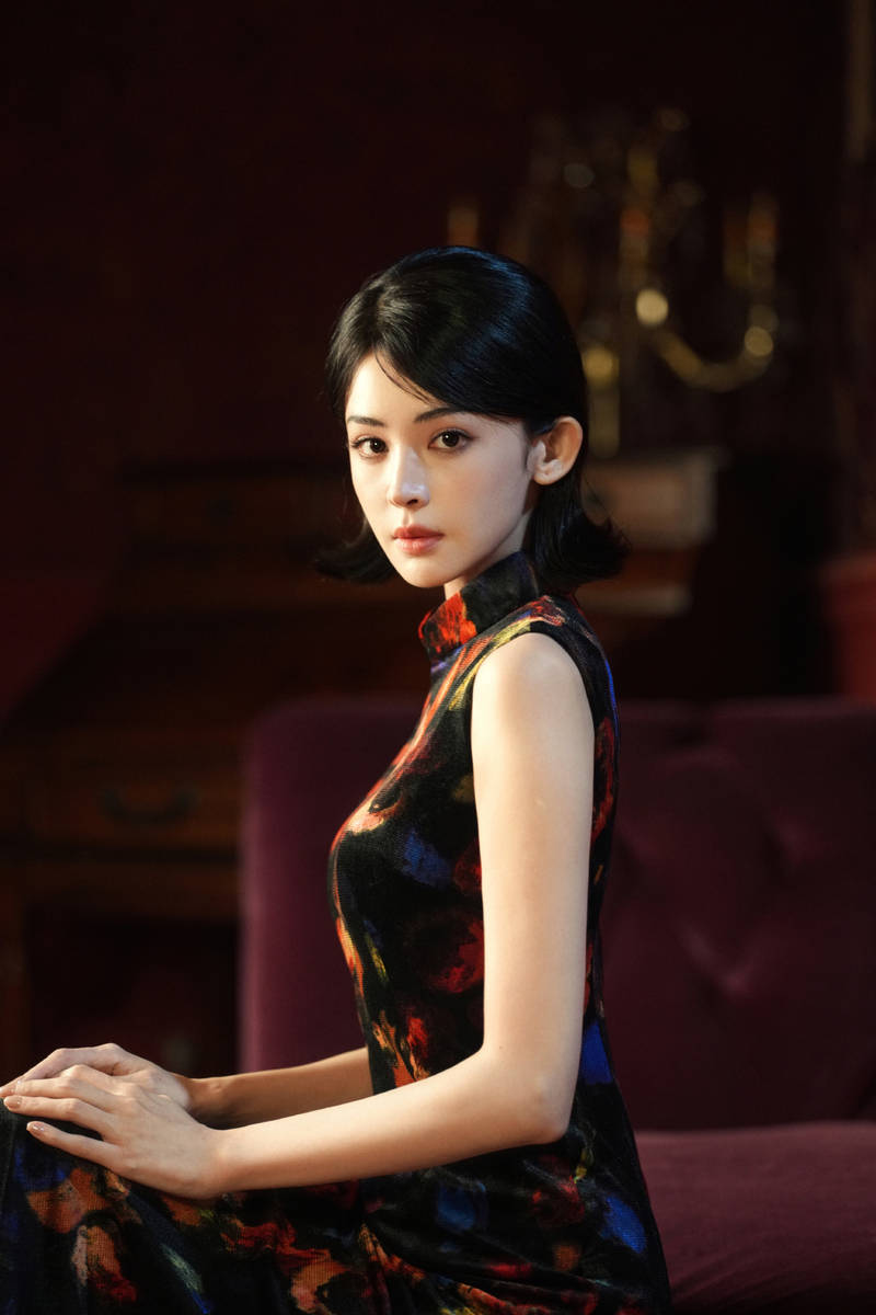 娜扎穿无袖旗袍裙风情万种 勾勒曼妙身姿曲线迷人