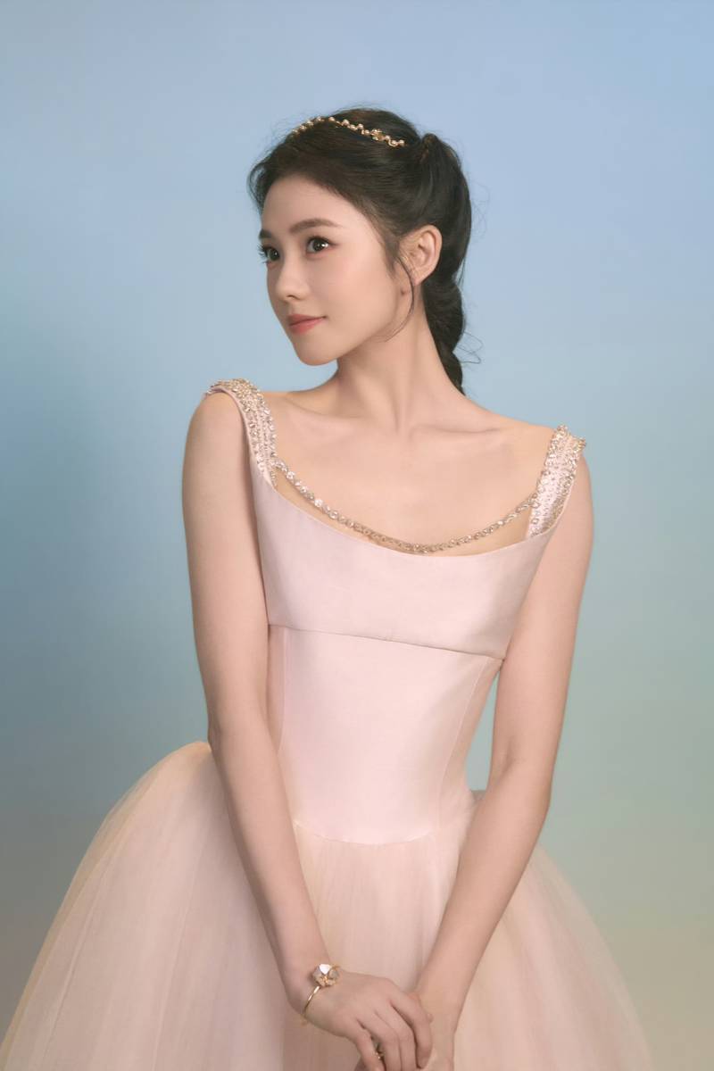 刘浩存穿蓬蓬裙戴珍珠发箍 温柔灵动少女感拉满