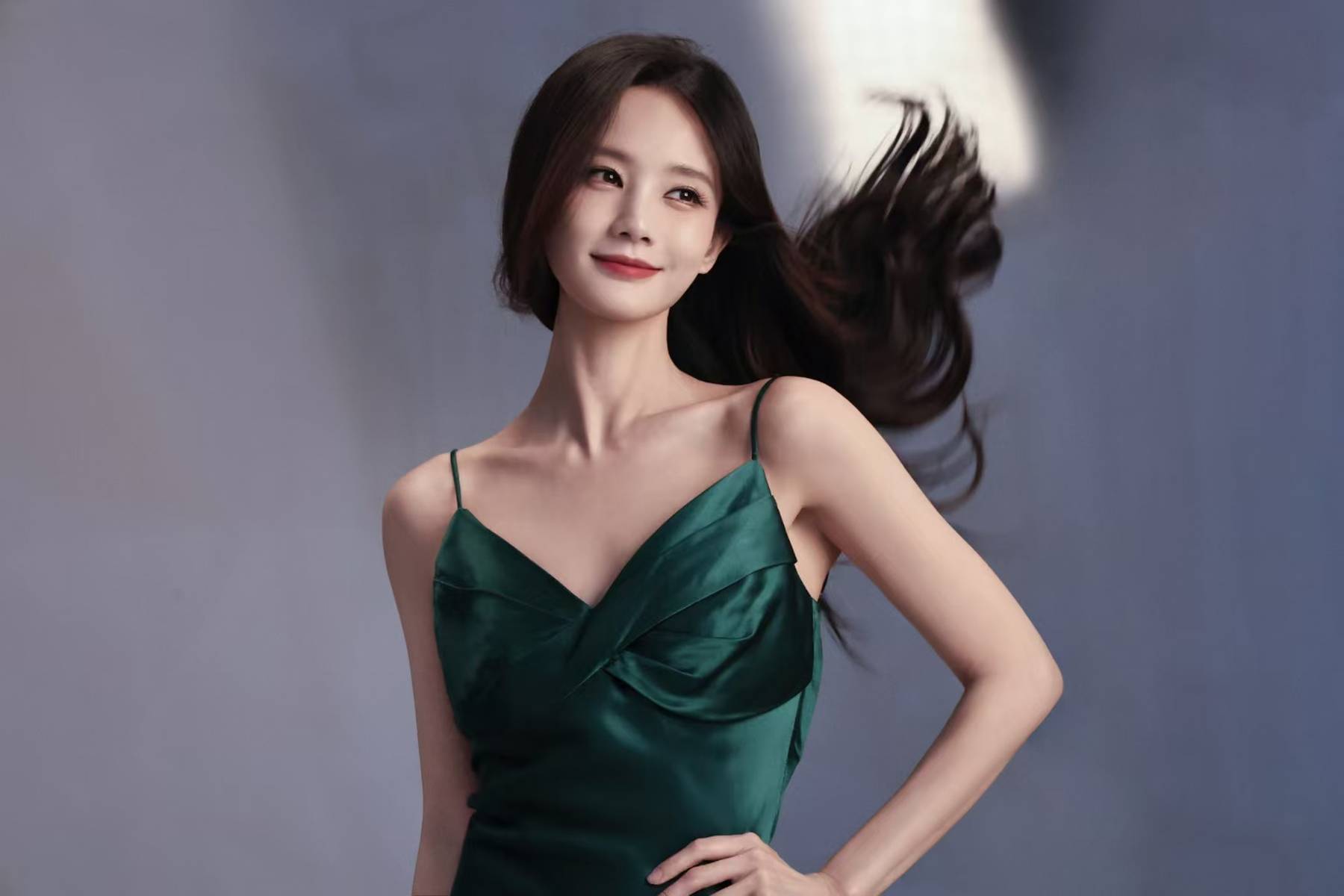 李一桐穿露背吊带长裙 长发温婉气质优雅又灵动