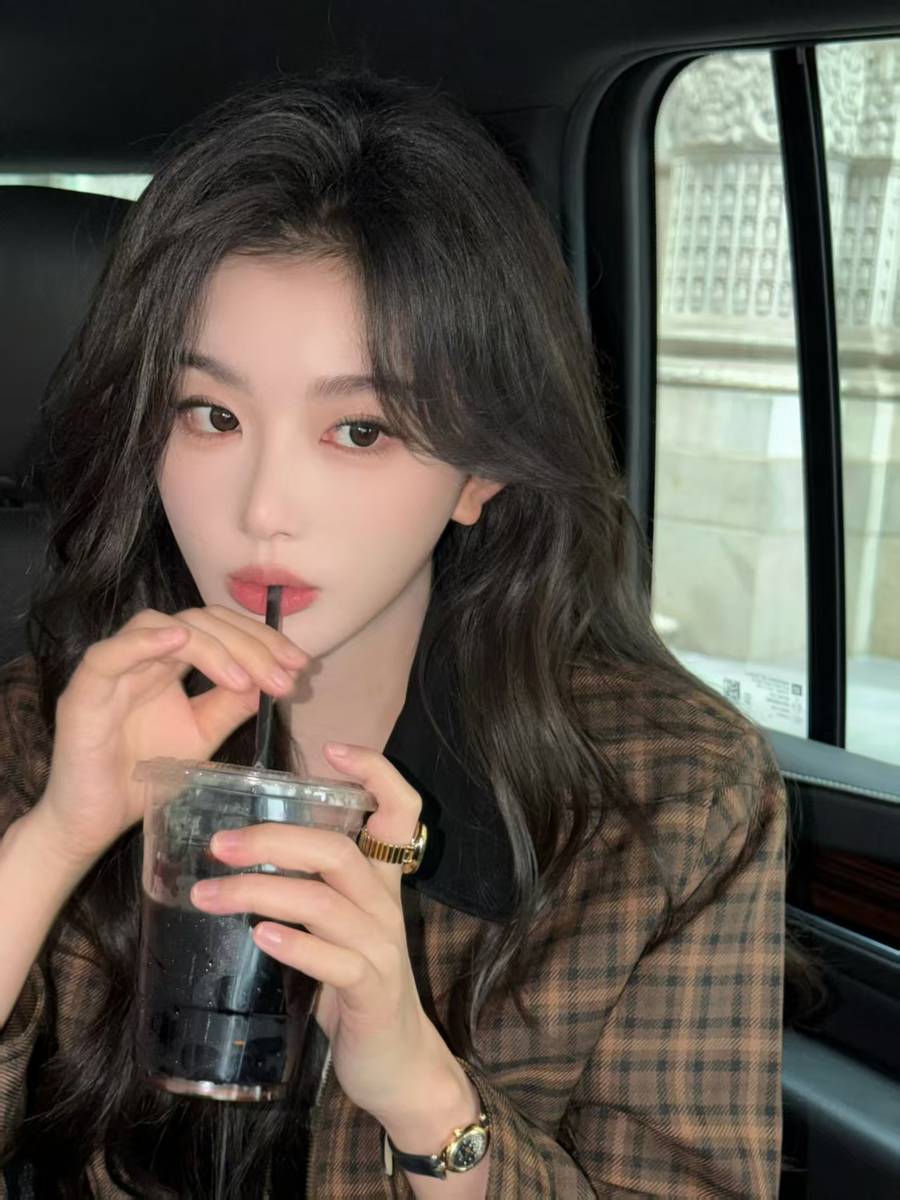 孔雪儿穿棕色格纹外套 慵懒松弛美拉德风好吸睛