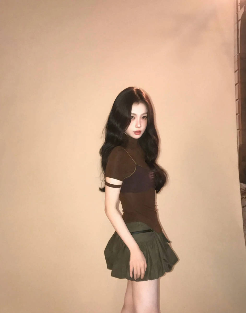 虞书欣化身辣妹明媚优雅 腹肌线条吸睛身材窈窕