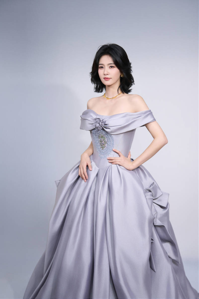 白鹿穿长裙温柔恬静 锁骨线条精致美背撩人