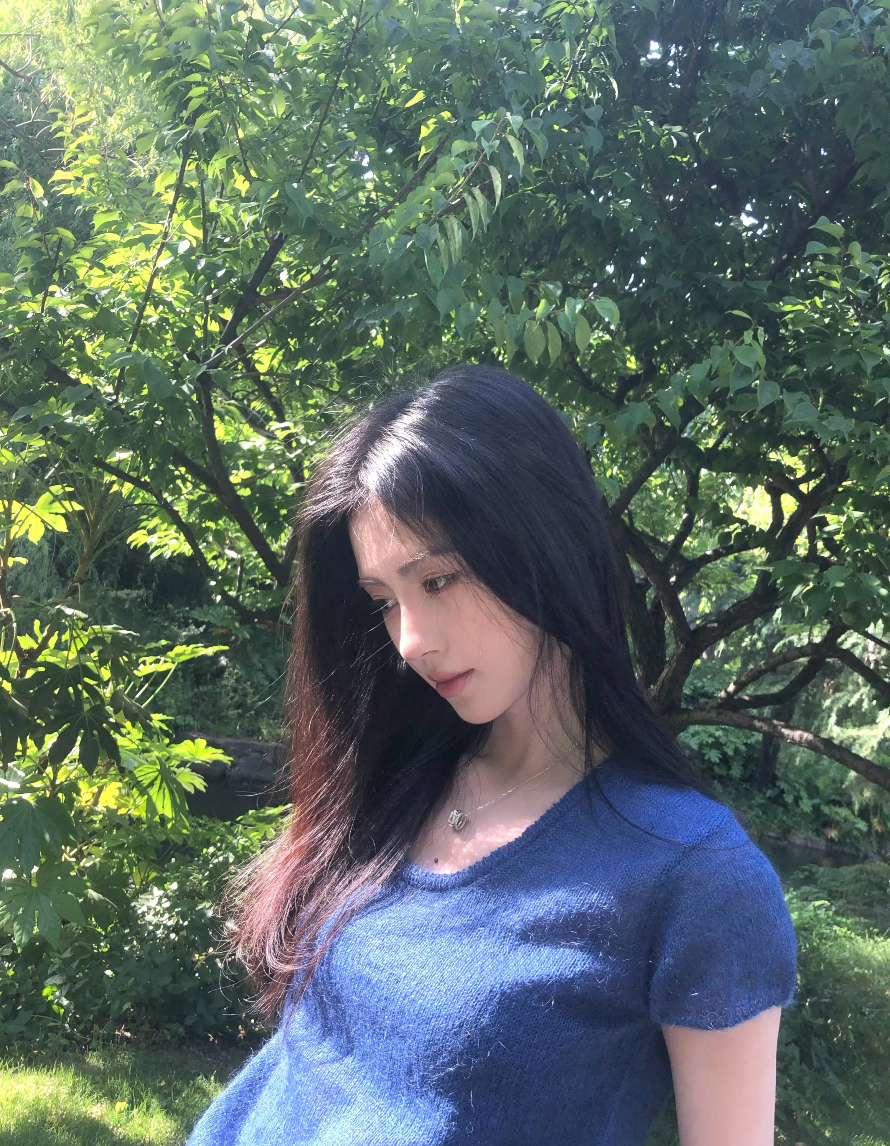 鞠婧祎穿蓝色短袖清冷破碎感十足！笑容温柔又治愈