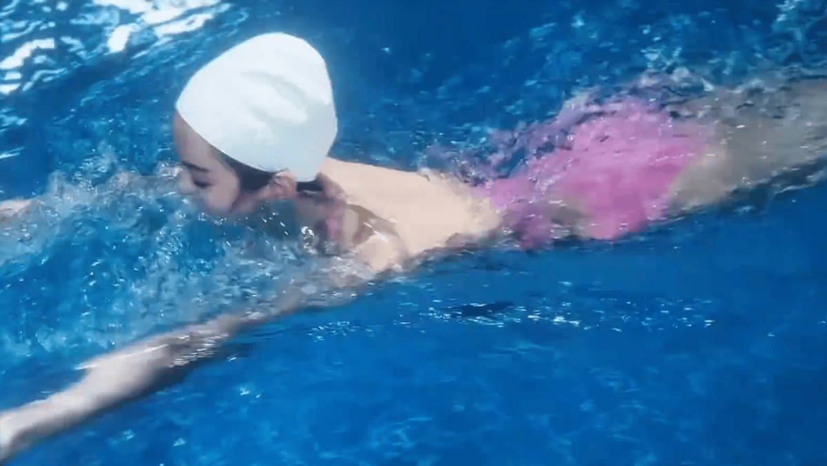 陈都灵泳池照曝光！素颜出镜穿粉嫩泳衣很有少女感
