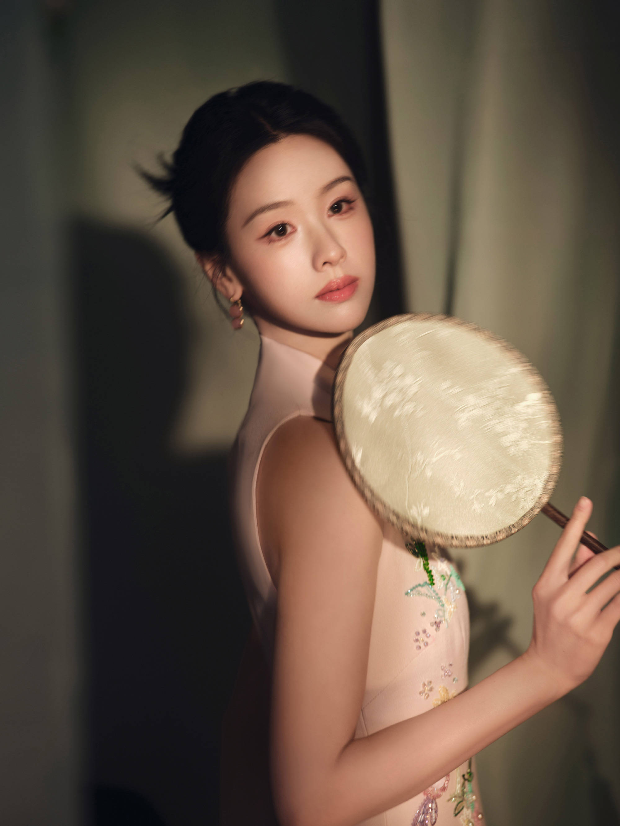 陈都灵穿刺绣旗袍身姿曼妙 手抚发丝尽显古典美
